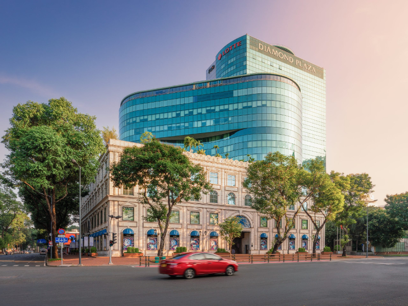 Diamond Plaza được biết đến không chỉ là một điểm đến mua sắm mà còn là “biểu tượng” giữa lòng thành phố hiện đại.