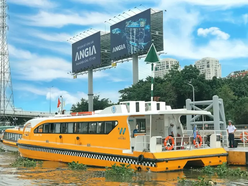 Xe buýt đường sông màu vàng neo đậu tại Bến Bạch Đằng, TP.HCM, sẵn sàng phục vụ hành khách tham quan và di chuyển.
