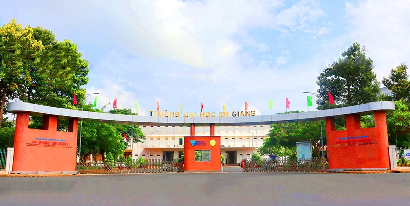 Không gian xanh mát bao quanh trường đại học An Giang.