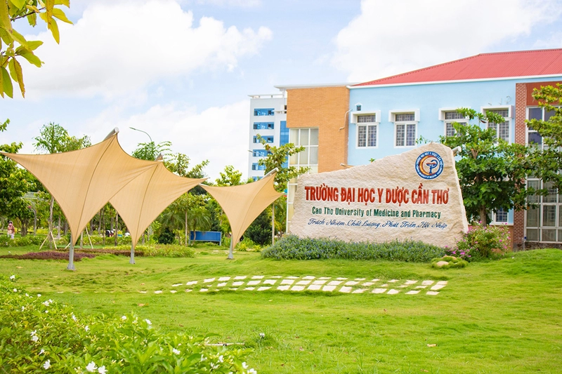 Cổng chính đại học Y Dược Cần Thơ với bảng tên nổi bật.