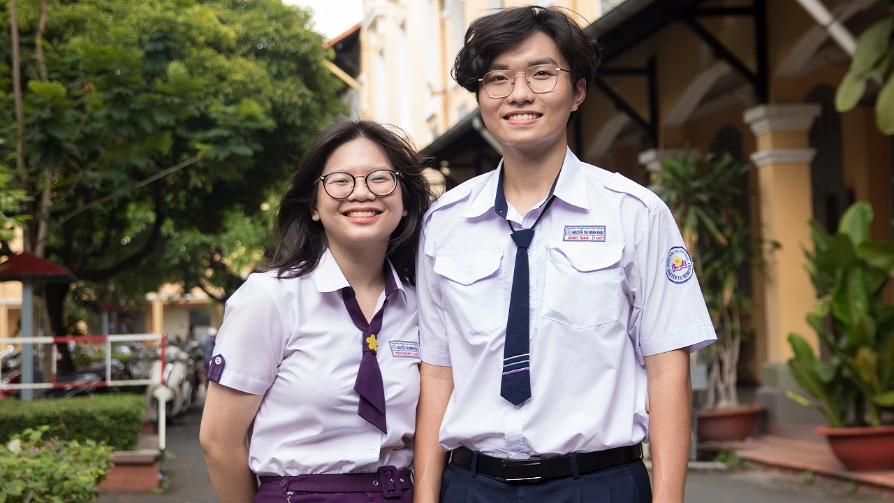 Học sinh Trường THPT Nguyễn Thị Minh Khai trong tà áo đồng phục truyền thống