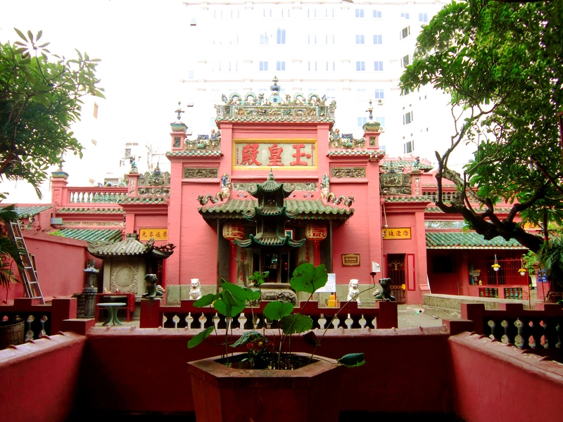 Cổng chính chùa Ngọc Hoàng với kiến trúc cổ đặc trưng kiểu Hoa.