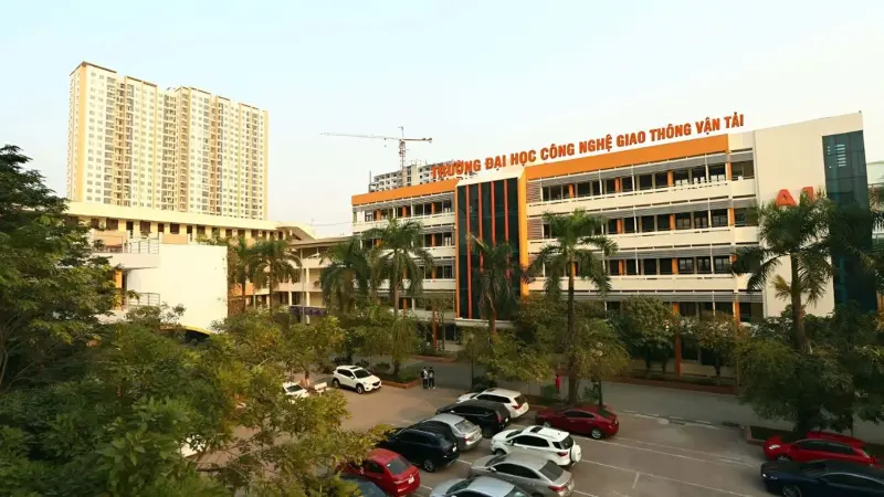Toàn cảnh khuôn viên Đại học Giao thông Vận tải, một trong Top 20 trường đại học tốt nhất Hà Nội, với tòa nhà hiện đại và không gian cây xanh.