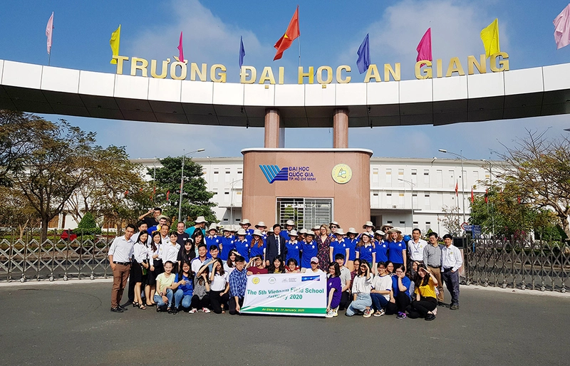 Cổng chính trường đại học An Giang nhìn từ ngoài vào.