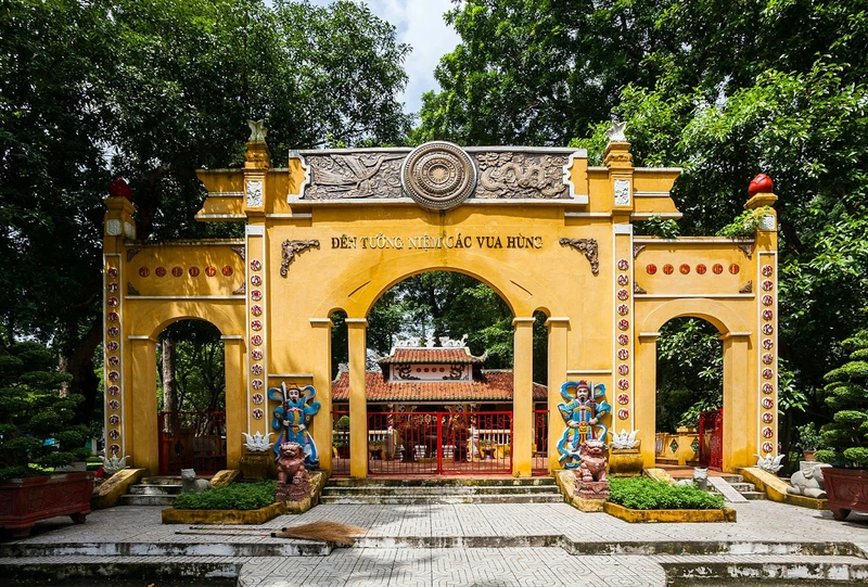 Cổng vào chính của công viên Tao Đàn, Quận 3, TP.HCM.
