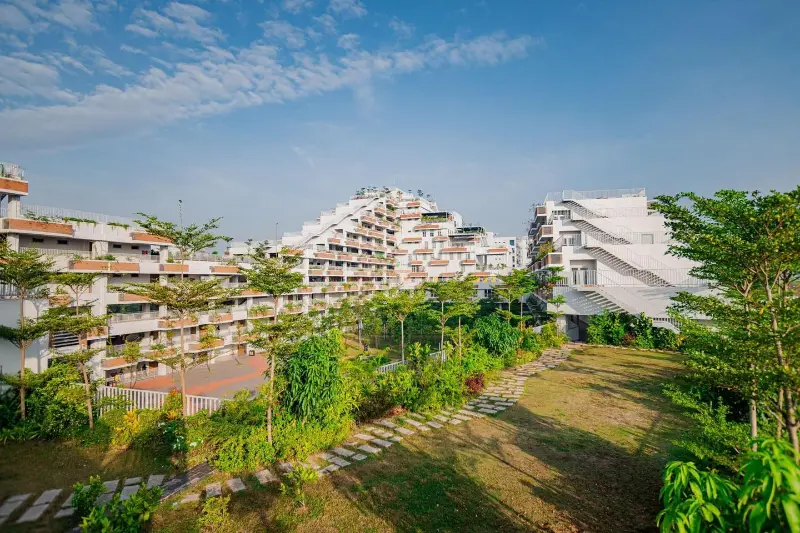 Khuôn viên xanh mát và kiến trúc bậc thang độc đáo tại Trường Đại học FPT, nổi bật với môi trường học tập hiện đại.