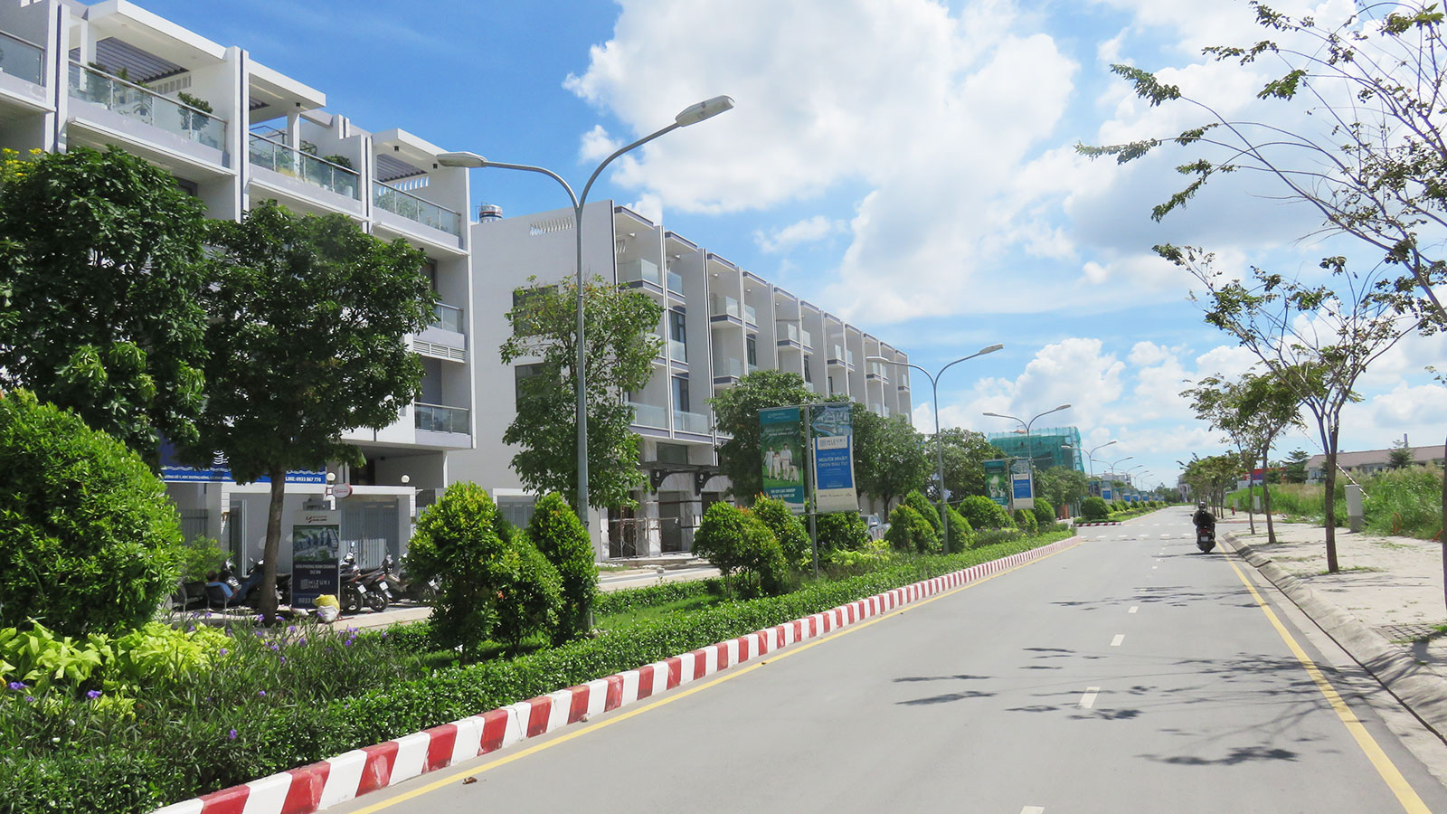 Nhà phố và không gian xanh tại Khu dân cư Dương Hồng Garden House