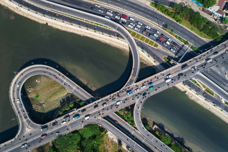 Cầu vượt Nguyễn Văn Cừ giúp giảm kẹt xe khu vực quận 1, quận 4, quận 5.