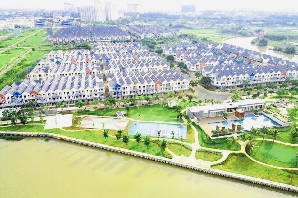 Khuôn viên xanh mát tại Park Riverside