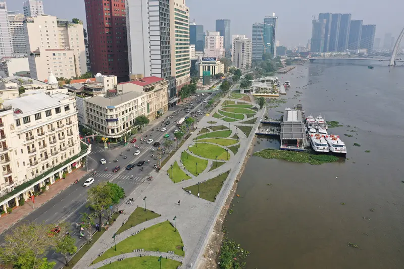 Toàn cảnh Bến Bạch Đằng ở trung tâm Quận 1, TP.HCM với công viên ven sông hiện đại, bến tàu du lịch và các tòa nhà cao tầng.