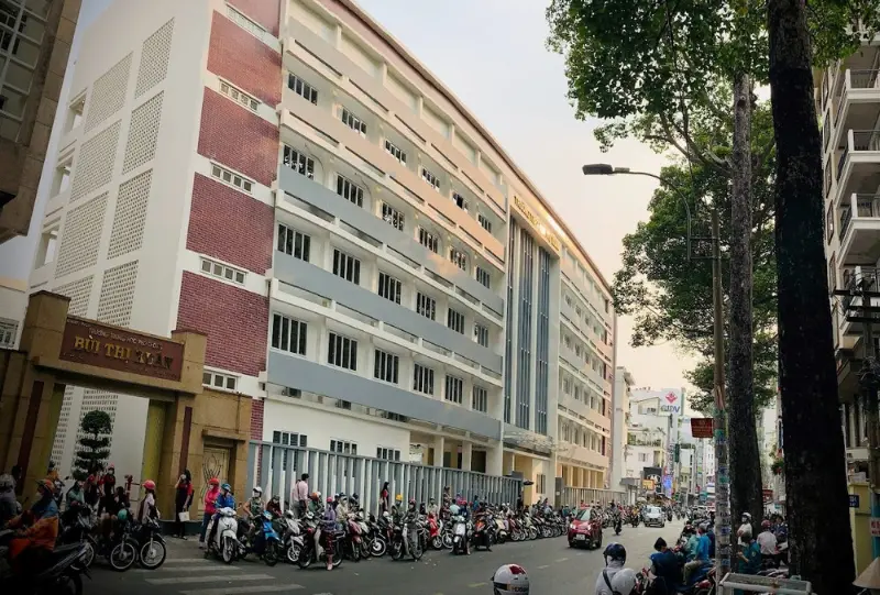Toàn cảnh Trường THPT Bùi Thị Xuân tại TP.HCM với kiến trúc hiện đại, học sinh và phụ huynh tập trung trước cổng trường giờ tan học.