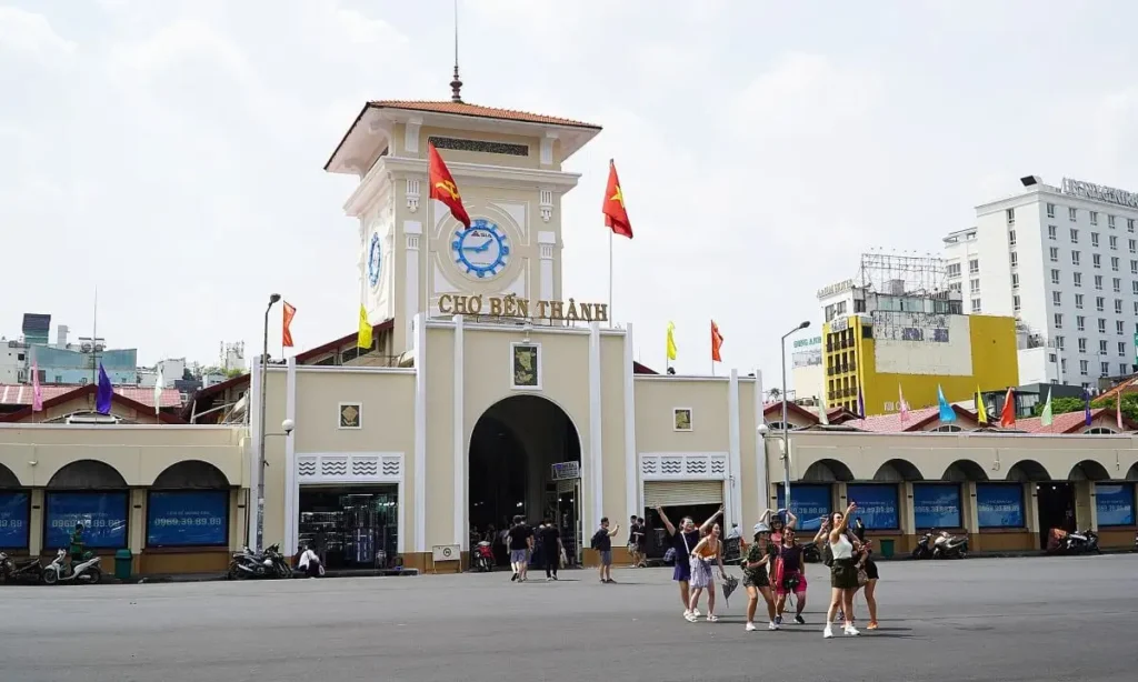 Chợ Bến Thành: Địa chỉ và thông tin tổng quan khu vực đáng sinh sống trong gần đó Chợ Bến Thành biểu tượng văn hóa giữa lòng Sài Gòn