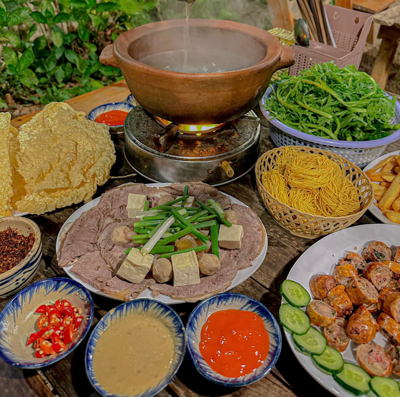 Lẩu Bò Nồi Đất còn chinh phục khách bằng cách chế biến độc đáo – lẩu được nấu trong nồi đất giữ nhiệt lâu và giúp hương vị lan tỏa trọn vẹn