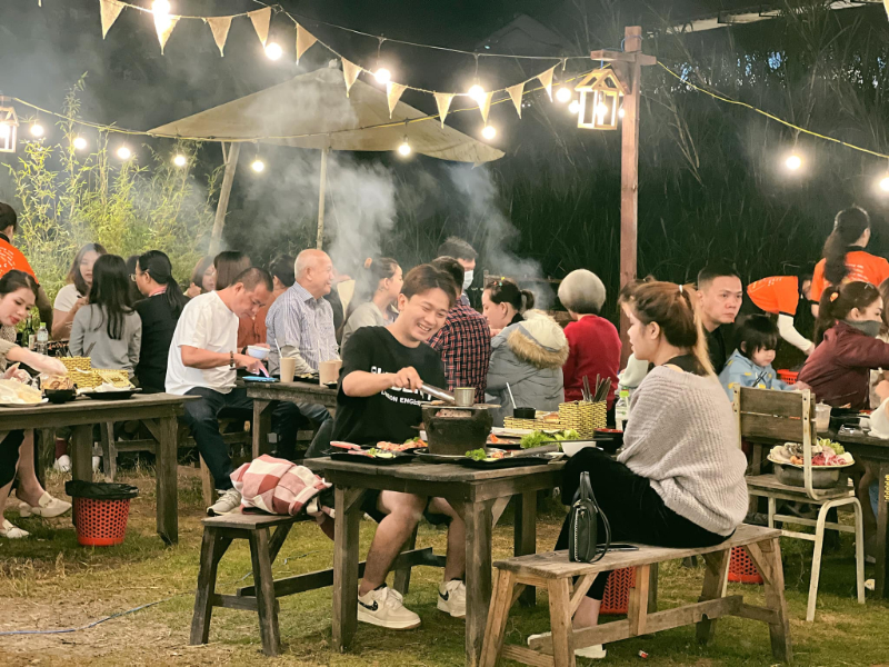 Không gian rộng rãi, hiện đại, có khu vực chơi cho trẻ nhỏ