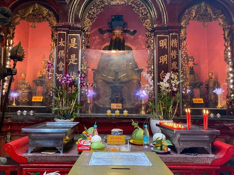 Tượng Phật uy nghi trong chánh điện chùa Ngọc Hoàng.