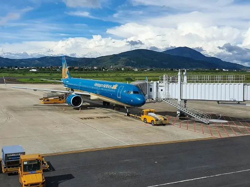 Máy bay Vietnam Airlines đỗ tại sân bay Liên Khương – minh chứng rõ ràng cho câu hỏi Đà Lạt có sân bay không.