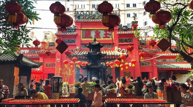 Chùa Ngọc Hoàng nổi bật với mái ngói cong và họa tiết chạm khắc tinh xảo.