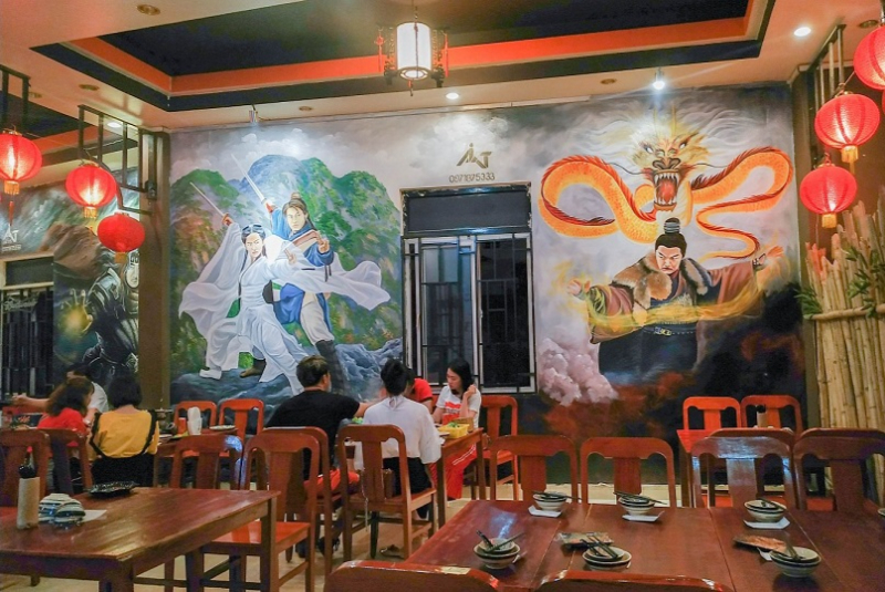Túy Tửu Lầu ghi điểm với cả khách du lịch và địa phương.