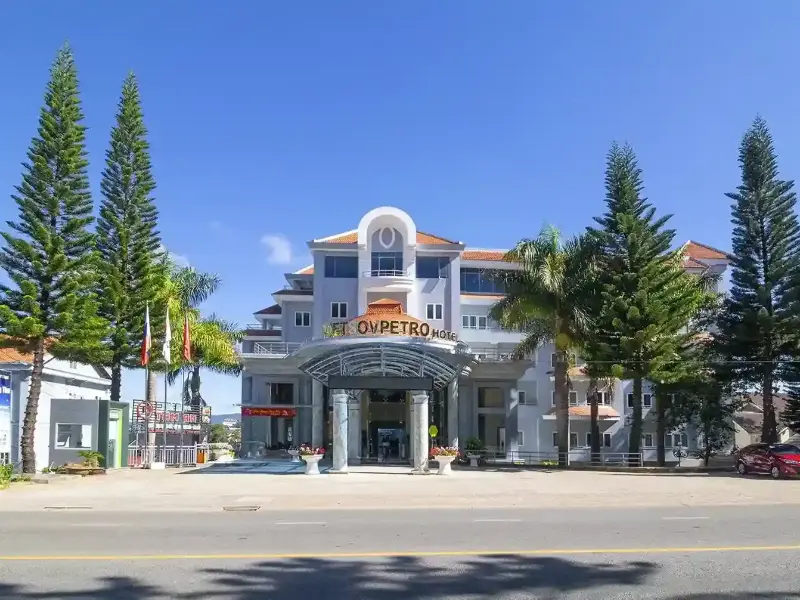 Khách sạn trên tuyến đường Hùng Vương – điểm nghỉ chân thuận tiện cho du khách tìm hiểu Đà Lạt có sân bay không.