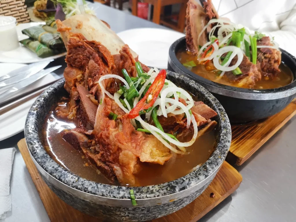 Tô bún bò nóng hổi trong thố đá – món ăn sáng Đà Lạt nổi tiếng tại quán Đoàn Viên.
