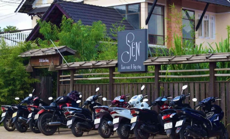 Quán Sen không chỉ là quán chay ngon Đà Lạt mà còn là không gian lý tưởng để thưởng thức cà phê, trà và các món chay sáng tạo