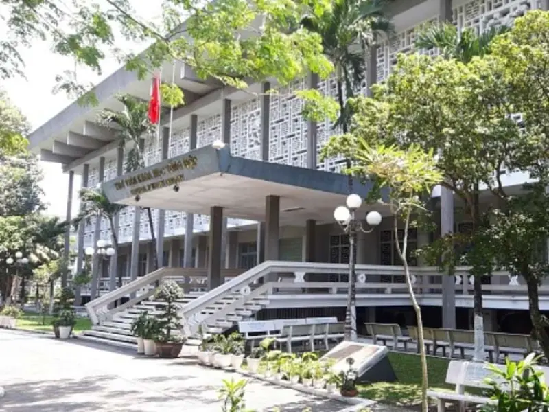 Thư viện Khoa học Tổng hợp TP.HCM: Thông tin tổng quan và gợi ý khu vực sinh sống lân cận Thư viện Khoa học Tổng hợp TP.HCM với kiến trúc hiện đại, bao quanh bởi cây xanh và lối vào rộng rãi.