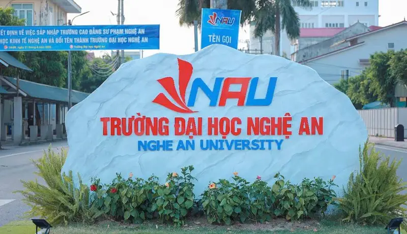 Cổng chính của trường đại học Kinh tế Nghệ An với bảng tên nổi bật.