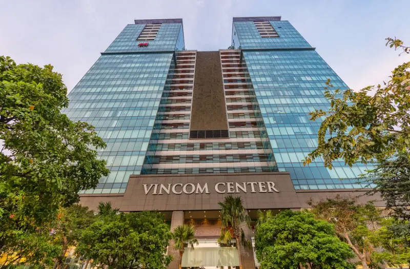 Tòa nhà Vincom Center Đồng Khởi hiện đại với mặt kính sang trọng tại Quận 1, TP.HCM.