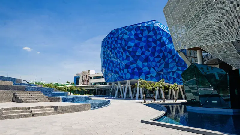 Tòa nhà biểu tượng màu xanh độc đáo trong khuôn viên Trường Đại học Anh Quốc Việt Nam, nổi bật với thiết kế hiện đại và sáng tạo.