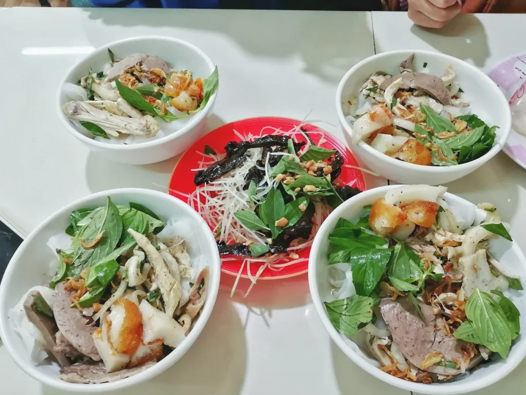 Bánh ướt lòng gà – món ăn sáng Đà Lạt nổi tiếng với topping đa dạng