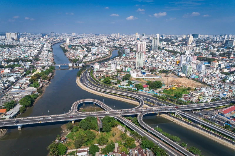 Hình ảnh cầu vượt Nguyễn Văn Cừ buổi sáng với ánh nắng chiếu rọi.