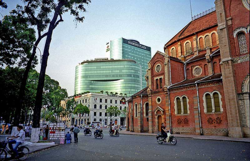 Diamond Plaza – trung tâm thương mại hiện đại và đẳng cấp và tiềm năng bất động sản trong khu vực Diamond Plaza là tổ hợp hiện đại bao gồm trung tâm thương mại, khu căn hộ dịch vụ, văn phòng