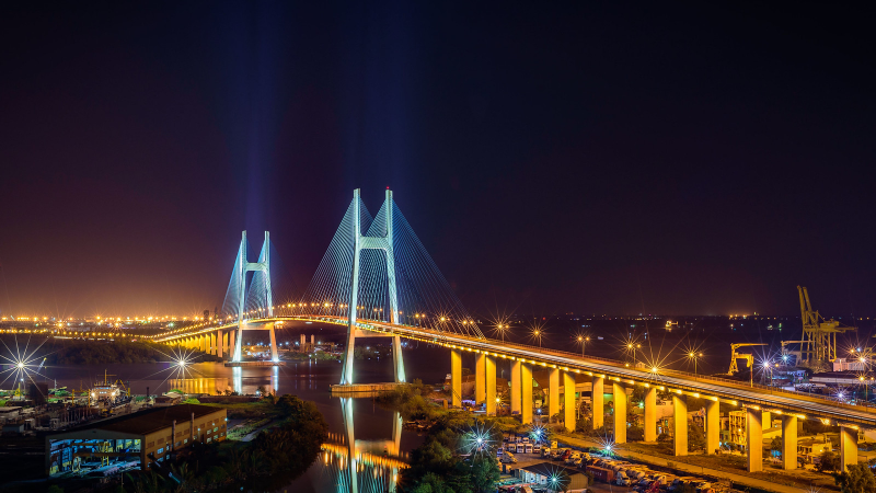 Giao thông nhộn nhịp trên cầu Phú Mỹ khi trời tối