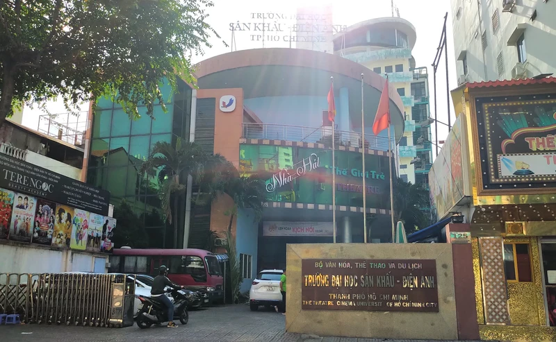 Cổng chính trường đại học sân khấu điện ảnh TPHCM vào buổi sáng