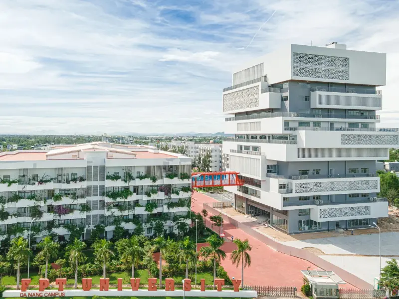 Khuôn viên hiện đại của Trường Đại học FPT với hàng chữ "FPT University" nổi bật trước tòa nhà.