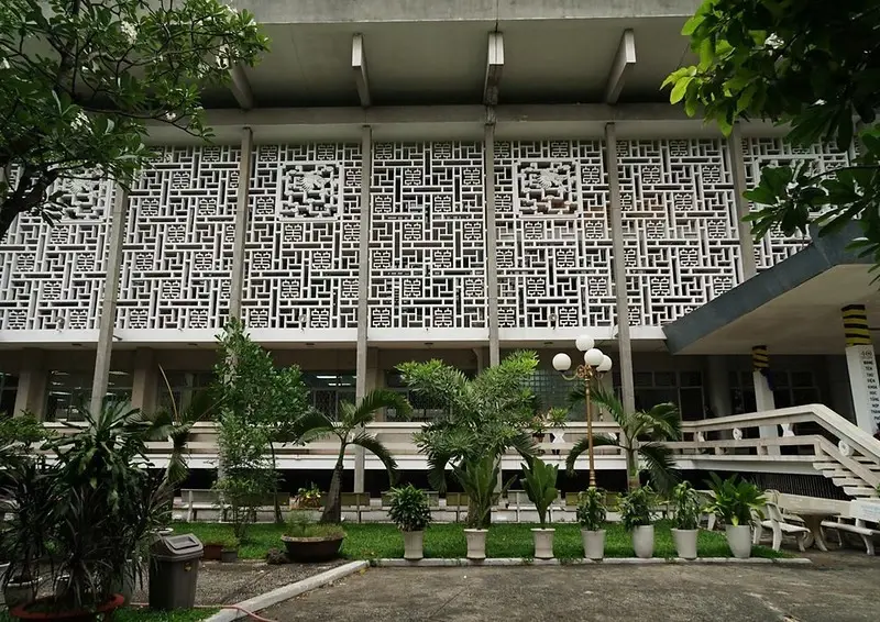 Thư viện Khoa học Tổng hợp TP.HCM với những ô gạch hoa văn độc đáo, điểm nhấn kiến trúc nổi bật giữa không gian xanh mát.