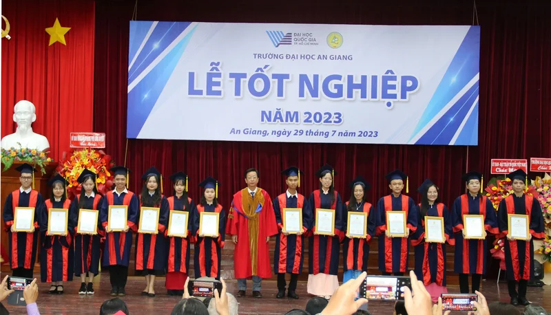 Lễ tốt nghiệp của sinh viên trường đại học An Giang.