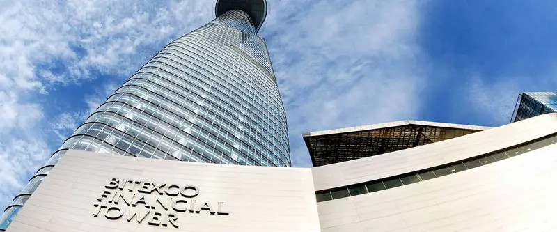 Tòa nhà tài chính Bitexco cao chọc trời, nổi bật giữa trung tâm thành phố.
