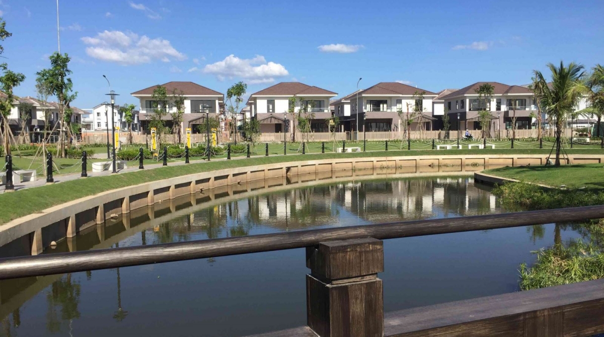 Tiện ích hồ bơi và không gian xanh tại Kikyo Residence