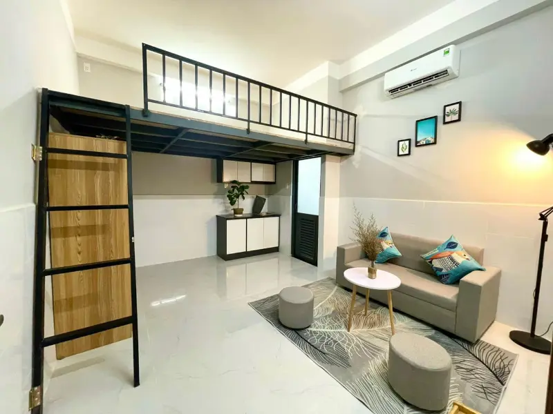 So sánh vị trí phòng trọ giữa trung tâm và ngoại thành qua mẫu phòng gác lửng tiện nghi, thiết kế hiện đại và tối ưu không gian.