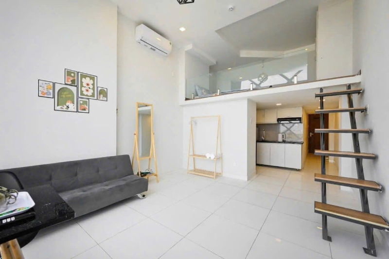 Phòng trọ gác lửng rộng rãi tại khu vực thuê trọ TPHCM giá rẻ, có sofa, bếp riêng và không gian thoáng đãng