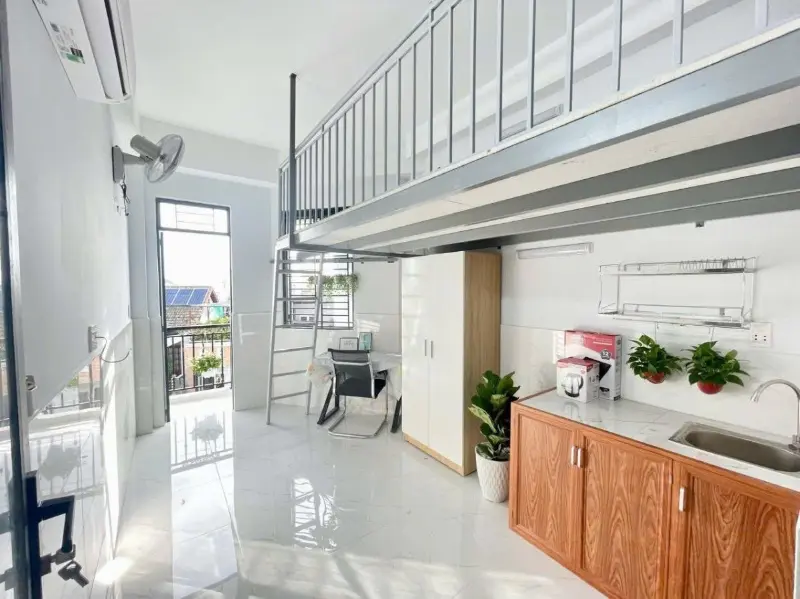 So sánh vị trí phòng trọ trung tâm và ngoại thành với mẫu phòng trọ gác lửng sáng sủa, thiết kế tiện nghi và thoáng mát.
