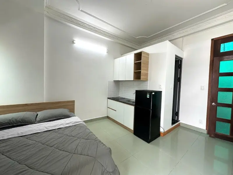 Phòng trọ đầy đủ tiện nghi với giường, bếp và tủ lạnh – Mẹo tránh bị tăng giá thuê trọ.