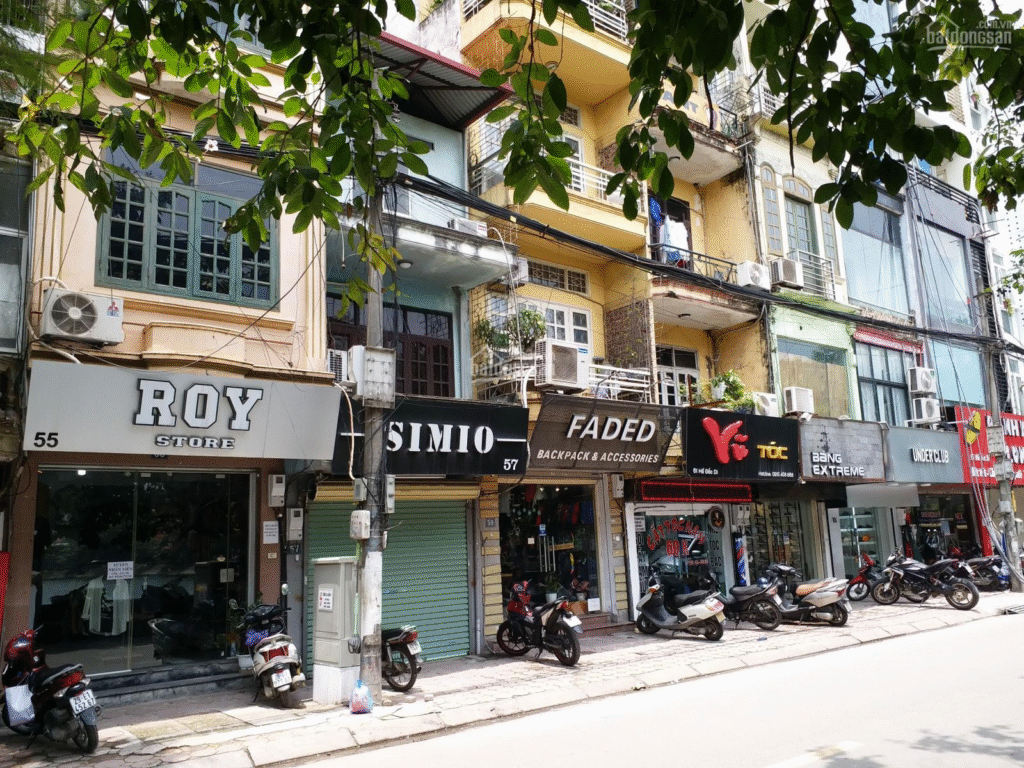 Dãy nhà phố mặt tiền tại khu vực đô thị với nhiều cửa hàng kinh doanh tầng trệt.