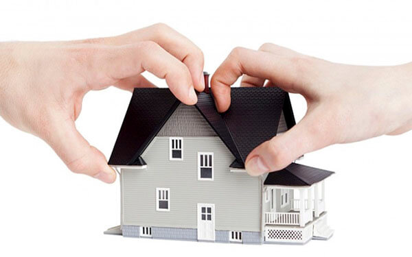Hai bàn tay kéo ngược mái nhà tượng trưng cho tranh chấp tài sản.