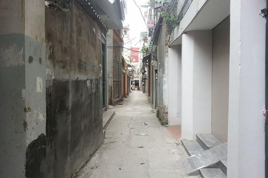 Hối hận khi chuyển từ chung cư xuống nhà mặt đất hình chụp con hẻm với 2 dãy nhà 2 bên san sát nhau và nhiều dây điện chằng chịt