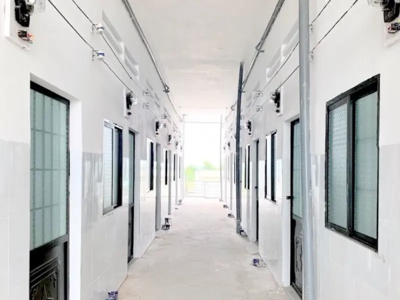 Dãy phòng trọ tầng trệt đơn giản, giá rẻ và phù hợp sinh viên, công nhân đang băn khoăn nên thuê trọ tầng trệt không.