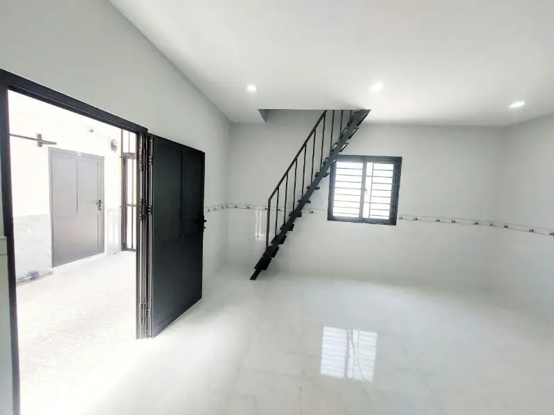 Không gian phòng trọ tầng trệt có gác xép, thoáng sáng và cửa an toàn giúp người thuê dễ cân nhắc nên thuê trọ tầng trệt không.