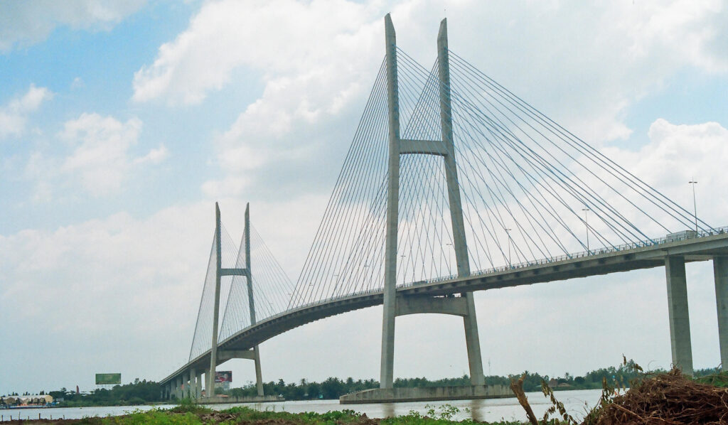 Cầu Mỹ Thuận là một trong những cây cầu dây văng đầu tiên và quan trọng bắc qua sông Tiền giúp giao thông thuận tiện và rút ngắn khoảng cách di chuyển