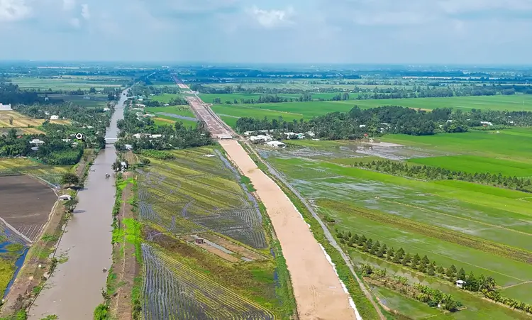 Cao tốc Cần Thơ Cà Mau giúp di chuyển từ thành phố Cần Thơ đến thành phố Cà Mau chỉ trong 1,5 giờ